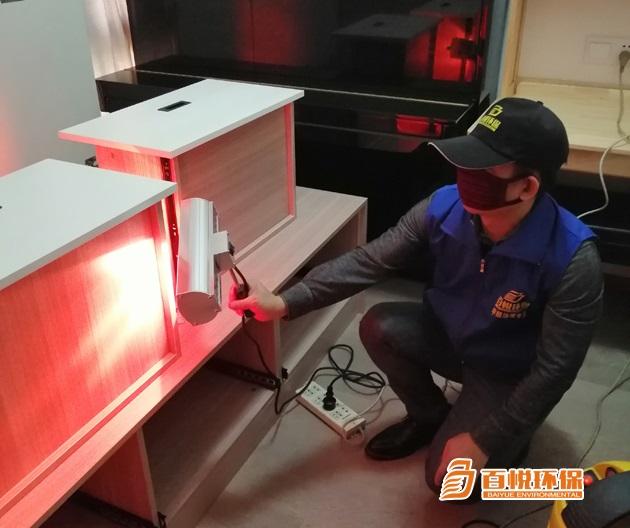 佛山百悅環(huán)保除甲醛治理公司是專業(yè)清除甲醛公司，為佛山及佛山周邊新裝修機(jī)關(guān)企事業(yè)單位辦公樓、寫字樓、家庭住宅、新房、別墅、公寓、酒店、賓館、醫(yī)院、養(yǎng)老院、幼兒園、學(xué)校教室、商場、超市、旅館、文化場所、書店、圖書館、展覽館、體育館、公共交通場所、公共交通工具、餐廳等用戶提供室內(nèi)除甲醛、裝修甲醛治理解決方案、除異味的空氣治理服務(wù),擁有經(jīng)驗(yàn)豐富的施工團(tuán)隊(duì)，除甲醛價(jià)格公道，十五年質(zhì)保。